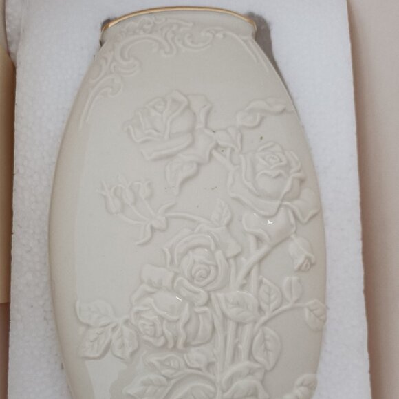 New In Box Vintage 1970s Lenox Fine Porcelain Vase. Embossed With Gold Rim - Picture 6 of 9